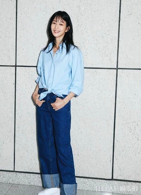 张钧甯身穿条纹牛仔外套, 搭配黑色紧身裤, 长腿女神酷帅有型!